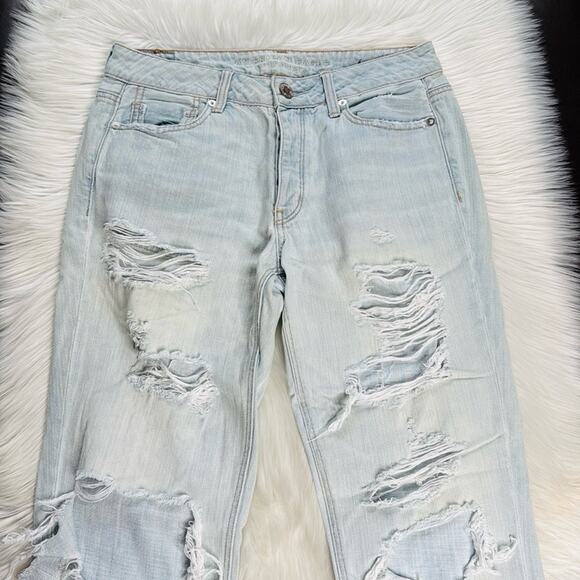 American Eagle Distressed Light Wash Tomgirl Jeans - Picture 3 of 7